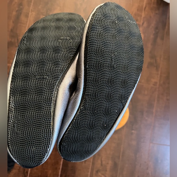 • MOVING LAST CHANCE 7/31/2024 • Softstar ballerines in pewter size 6U - Picture 3 of 4